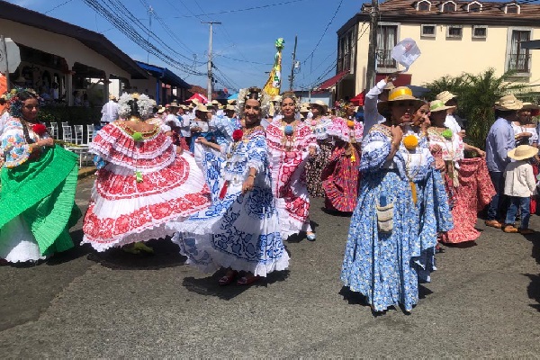 En el desfile se caculó la participación de unas 250 mil personas, en las casi 100 delegaciones que se inscribieron para participar este año. Foto. Thays Domínguez