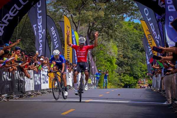 Sergio Arias de Costa Rica alza los brazos, se gana la sexta etapa, el santeño Roberto González es tercero. Foto: Fepaci