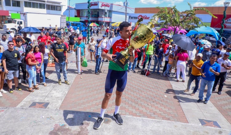 Franklin Archibold, besa el trodeo como campeón de la Vuelta a Chiriquí. Foto: Fepaci