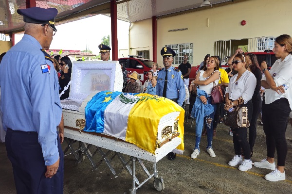 Los bomberos, amigos y familiares, le rindieron honores en las instalaciones del Cuerpo de Bomberos de Sabanitas. Foto. Diomedes Sánchez