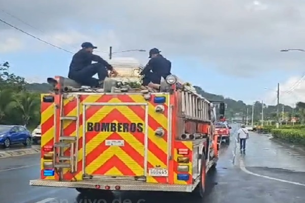 El carro bomba partió desde el área de Sabanitas para recorrer los corregimientos de parte de Sabanitas, Cativá, Cristóbal Este, Cristóbal hasta llegar a la ciudad de Colón. Foto. Diomedes Sánchez