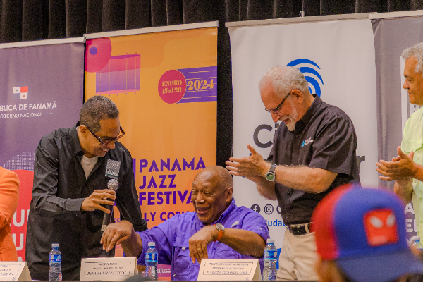 Danilo Pérez (izquierda), Billy Cobham (centro) y Jorge Arosemena (derecha), director de la Fundación Ciudad del Saber. Foto: Erick Farrier