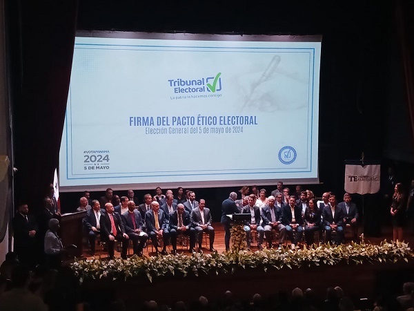 Los integrantes de las nóminas presidenciales firmaron el pacto ético en el auditorio del Tribunal Electoral. Foto: Luis Ávila