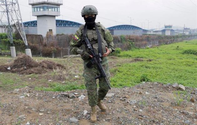   Un soldado del ejército ecuatoriano vigila frente al Centro de Privación de Libertad Zonal No. 8 en Guayaquil (Ecuador). Foto: EFE