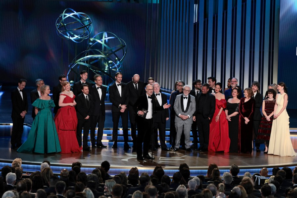 El elenco y el equipo de 'Succession' reaccionan después de ganar la mejor serie dramática . Foto: EE / EPA / Allison Dinner