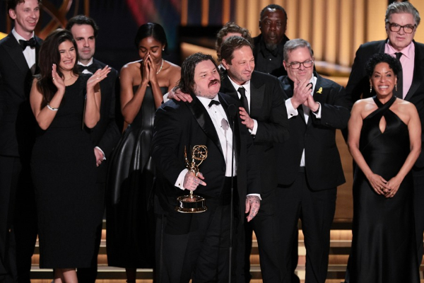 El elenco y el equipo de ‘The Bear’ reaccionan después de ganar la mejor serie de comedia. Foto: EFE / EPA / Allison Dinner