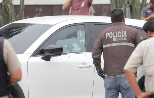 Vehículo con impactos de bala en el que se encontraba el fiscal César Suárez al ser asesinado. Foto: EFE