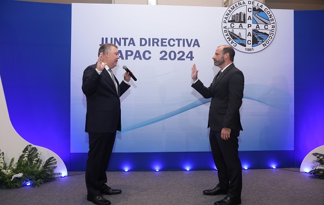 Alejandro Ferrer (dcha.) durante la juramentación del cargo. Foto: Cortesía