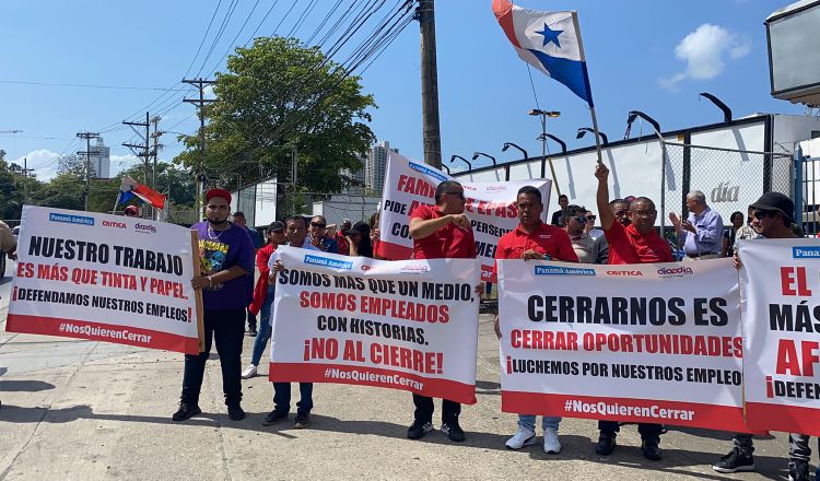 Trabajadores administrativos, de rotativa y  periodistas se manifestaron a orillas de  la Ricardo J. Alfaro.