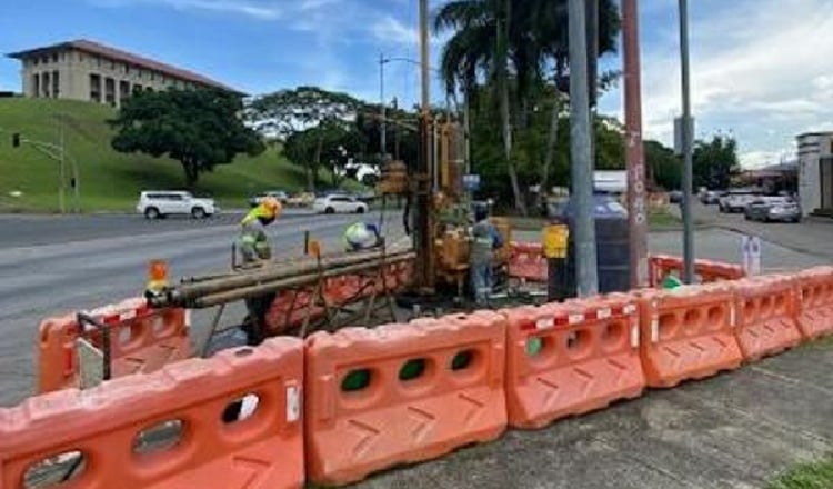 Foto tomada a mediados del año pasado, en la que se observa a trabajadores realizando la campaña geotécnica por el área de Balboa. Foto: Cortesía 