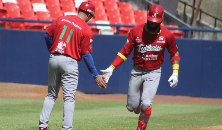 Allen Córdoba (der.) de los Federales de Chiriquí pegó un cuadrangular ante Panamá Metro.  Foto: Probeis