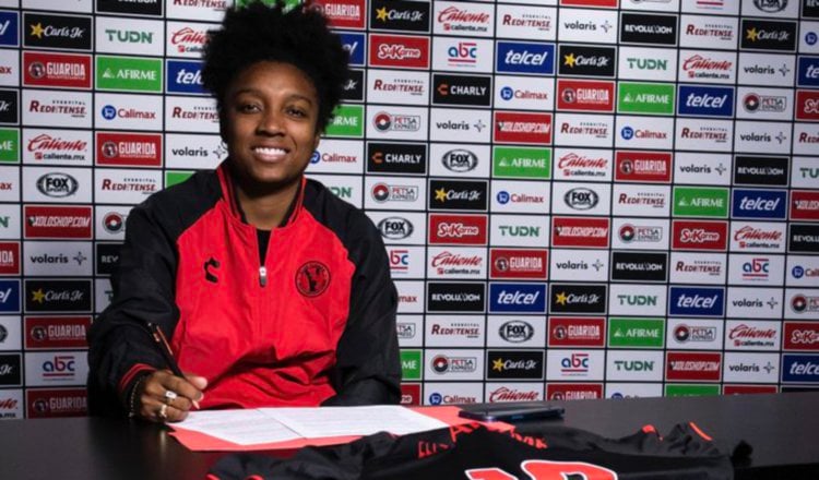 Marta Cox firma con el equipo Xolos Femenil. Foto: @XolosFemenil