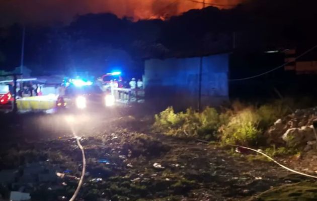 El fuego que ha consumido más de 7 hectáreas del vertedero ya ha sido extinguido en un 60 %. Foto: Cortesía BCBP