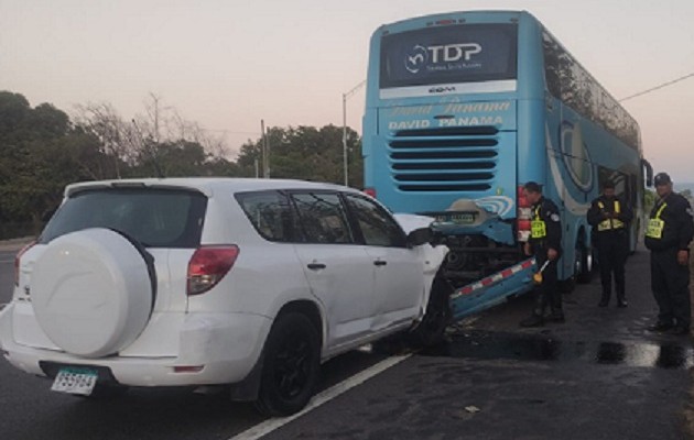 La camioneta impactó la parte trasera del bus, el conductor de la camioneta falleciera en el lugar. Foto: José Vásquez