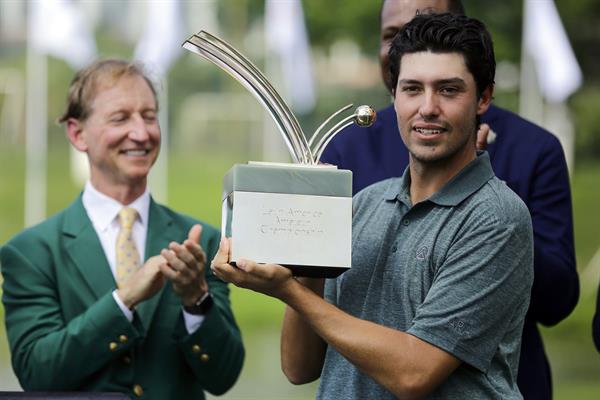 El mexicano Santiago De la Fuente (der.) levanta el trofeo de camopéon de la LAAC. Foto: EFE