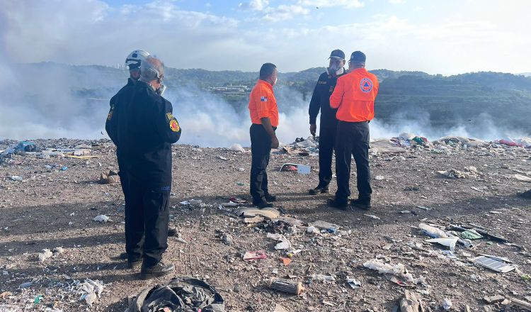 El incendio registrado en los últimos días en Cerro Patacón no ha sido el más grande pero destaca por la densa nube tóxica que cubrió a la capital, nunca antes vista. Cortesía Sinaproc