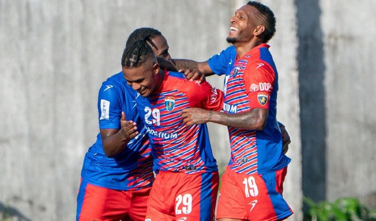 El jugador Ovidio López de Plaza Amador (29.) festeja uno de sus goles con Alberto 