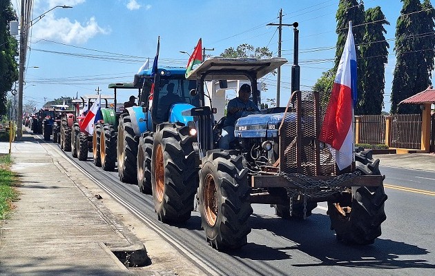 Con sus tractores, recorrieron las principales vías y protestaron frente al MIDA, Gobernación y Aduanas. Foto: José Vásquez