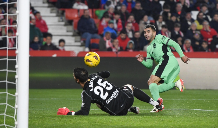 El delantero del Atlético de Madrid Ángel Correa (der.) intenta superar al guardameta del Granada, el argentino Augusto Batalla. Foto: EFE