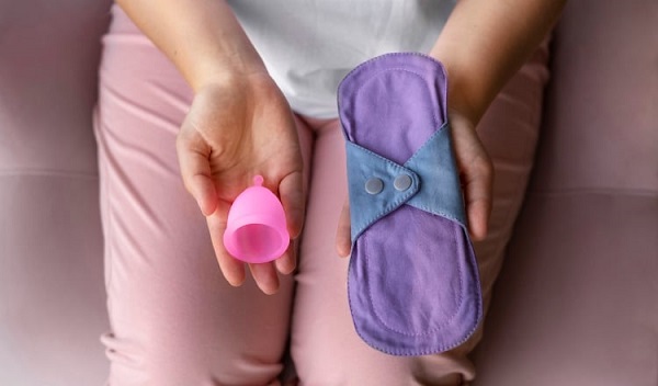 Copa menstrual y toalla sanitaria reutilizable. Foto: Ilustrativa / Freepik