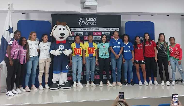 Jugadoras de diferentes equipos de  la Liga de Fútbol Femenino. Foto: Jaime Chávez