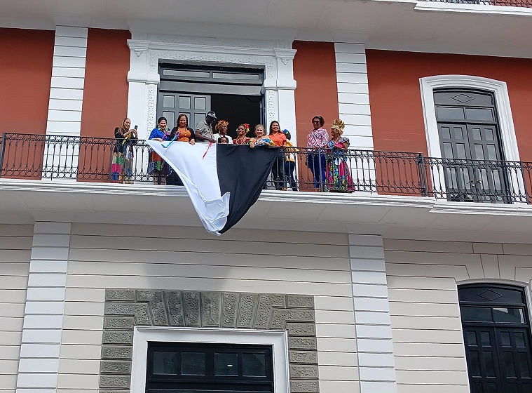 El fin de semana se desplegó la bandera blanca y negra en las instalaciones de la Gobernación de Colón. Foto: Diomedes Sánchez
