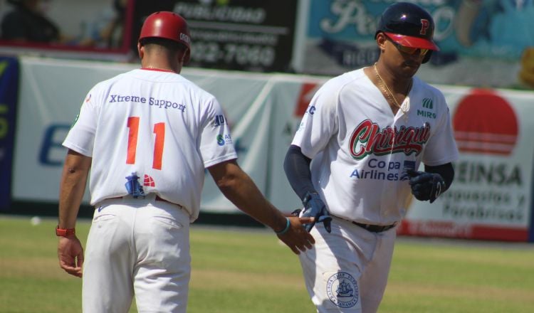 Christian Bethancourt es felicitado al conectar su segundo cuadrangular ante Panamá Metro. Foto:Probeis