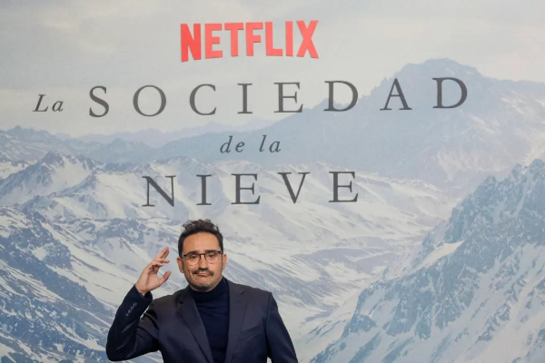 J.A. Bayona durante el estreno de su película 'La sociedad de la nieve'. Foto: EFE / Javier Lizón