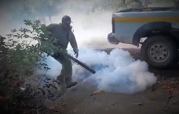 Se trabaja las 24 horas del día para evitar que se propague el dengue. Foto / Melquiades Vásquez.