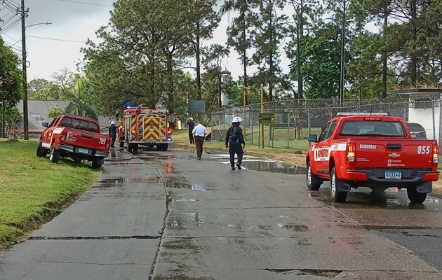 Los bomberos regaron espuma para tratar de limpiar un poco la calle. Foto / Diómedes Sánchez.