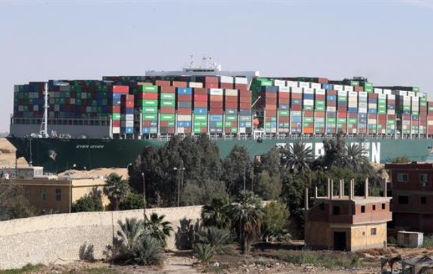 Un carguero en el Canal del Suez. Foto: EFE