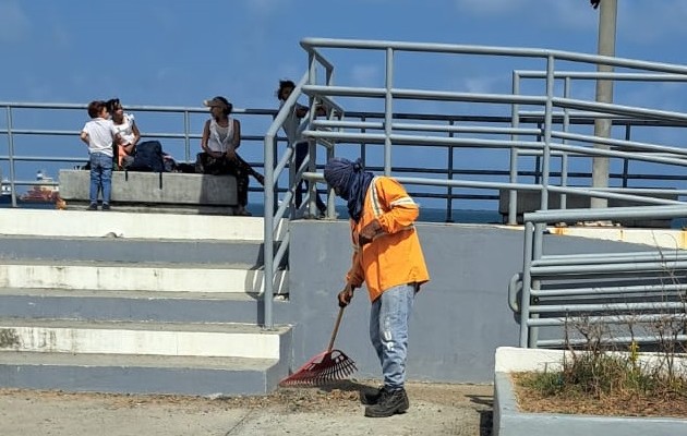  El mantenimiento incluye corte de hierba, recolección de basura y mantenimiento a canchas de juegos. Foto: Diomedes Sánchez,