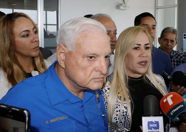 El recurso fue presentado por la abogada del político, Shirley Castañeda (derecha). Foto: Víctor Arosemena