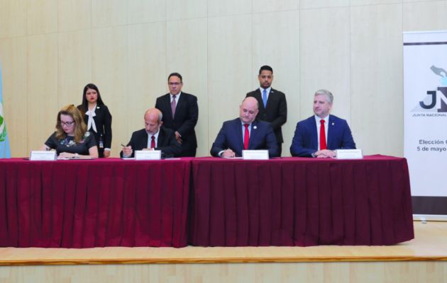 Firma del acuerdo de cooperación. Foto: Cortesía Tribunal Electoral