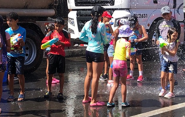 Los carnavales infantiles están destinados para que los menores puedan disfrutar las gustadas mojaderas. Foto: Thays Domínguez