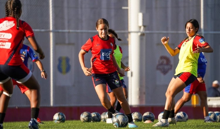 La selección femenina de Panamá Sub-17 durante los entrenamientos en el  'Cascarita' Tapia. Foto: Fepafut