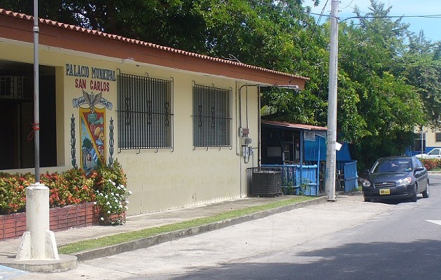 Arístides Vásquez Vásquez asistió a a la sesión ordinaria del Consejo Municipal sin mayores problemas. Foto: Eric A. Montenegro.