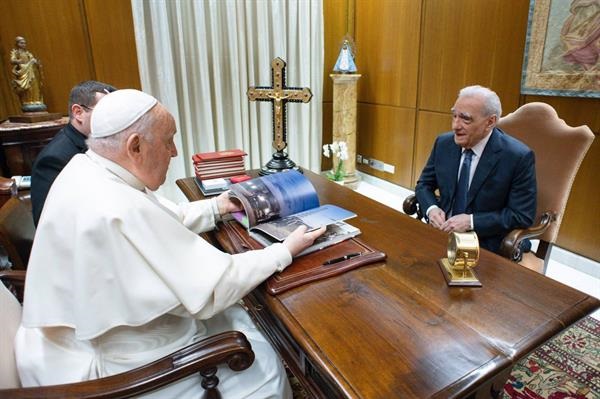 El papa Francisco durante la breve reunión mantenida con el director de cine estadounidense Martin Scorsese. Foto: EFE/Cedida por el Vaticano