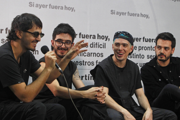 Pablo Isaza (i), mientras habla junto a sus compañeros Simón Vargas (2-i), Martín Vargas (2-d) y Juan Pablo Villamil (d), integrantes de la banda colombiana Morat. Foto: EFE / Luis Eduardo Noriega Arboleda