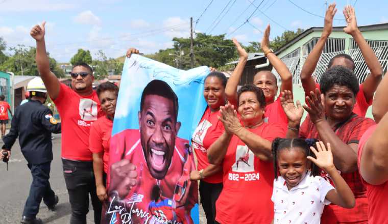 Aficionados esperan la caravana de despedida de Luis Tejada en San Joaquín