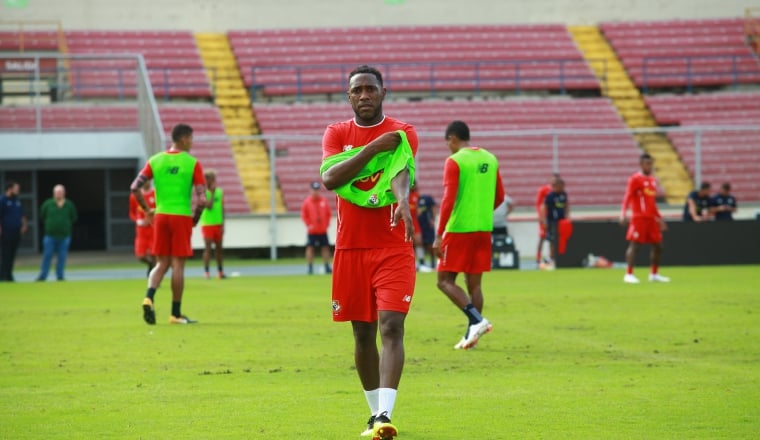 Luis Tejada se coloca un peto durante los entrenamientos en selección.