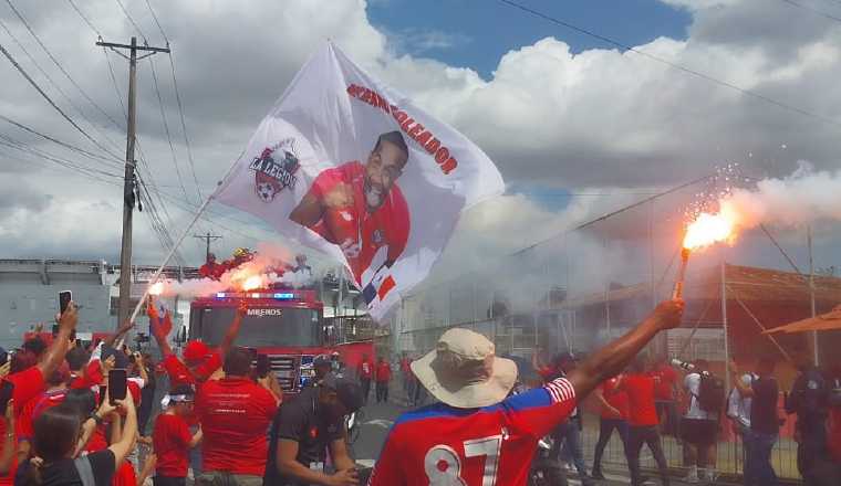 Llegada de la caravana del 'Matador'  Tejada a la Arena Roberto Durán.