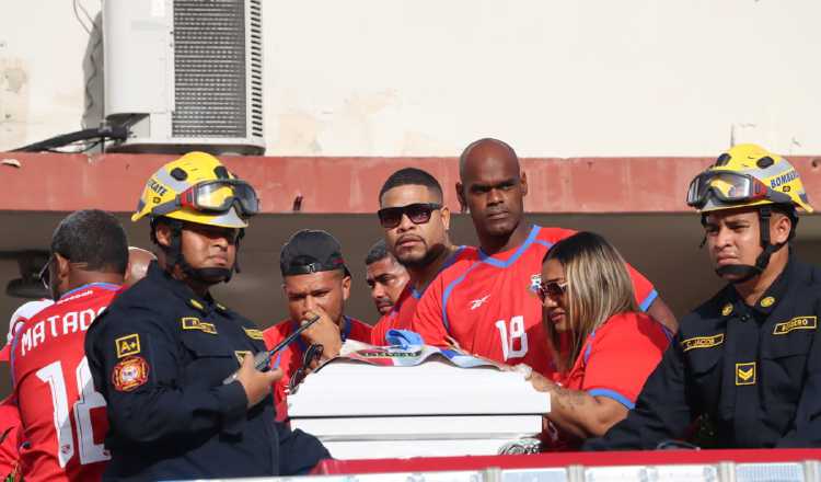 El féretro de Luis Tejada fue custodiado por exjugadores de la selección de Panamá. 