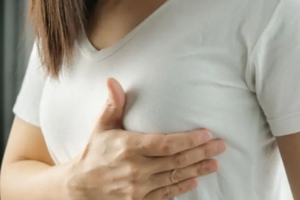 Es común tener cambios en las mamas durante la perimenopausia o la menopausia. Foto: Pexels