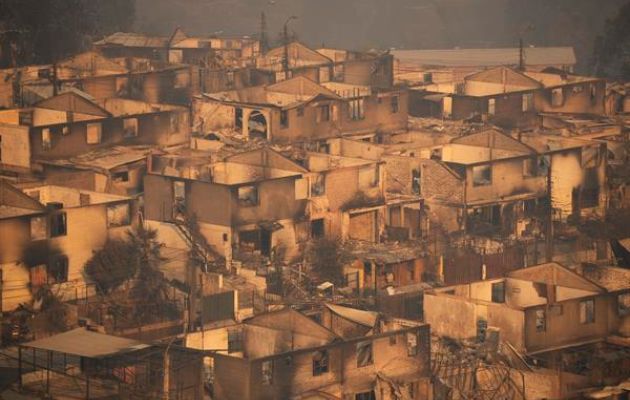 Decenas de viviendas afectadas por los incendios forestales, en la zona de El Olivar, en Viña del Mar. Foto: EFE