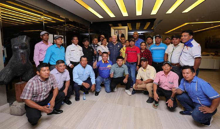 Ricardo Martinelli junto a candidatos del circuito 12-1, provincia de Bocas del Toro.