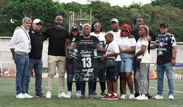 Rita Hansell, madre de Luis Tejada, recibe la camiseta número 13. Foto: @Tauro FC