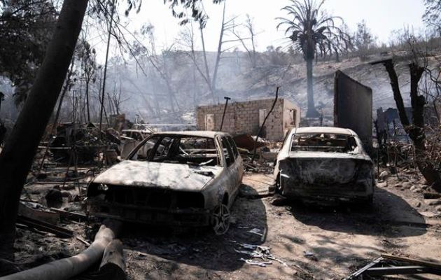 Autos calcinados durante la ola de incendios más mortífera de la historia reciente de Chile. Foto: EFE