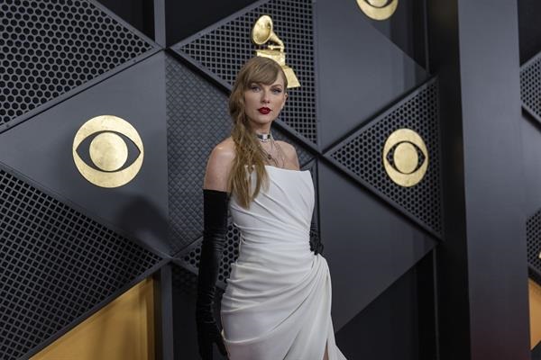 Taylor Swift también arrasó en la alfombra roja de los Grammy con un vestido corsé. Foto: EFE
