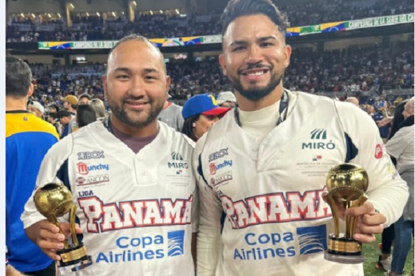 El manager panameño José Mayorga y el receptor Iván Herrera, fueron elegidos al  Equipo Todos Estrellas. Foto: Confederación del Caribe 